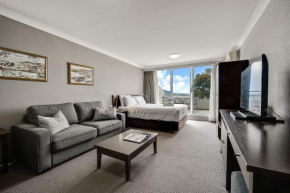 Horizons 201 - Lake Front Studio l Pool l Tennis Court l Bar l WiFi, Jindabyne